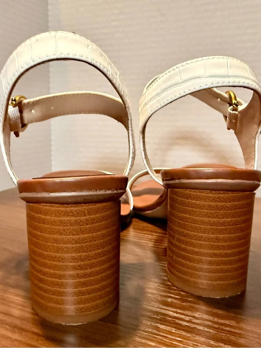 Giani Bernini White Croc-Embossed Block Heel Sandal with Gold Buckle size 8,
